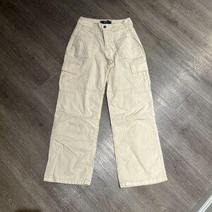 Cream and tan cargo pants #cargopants